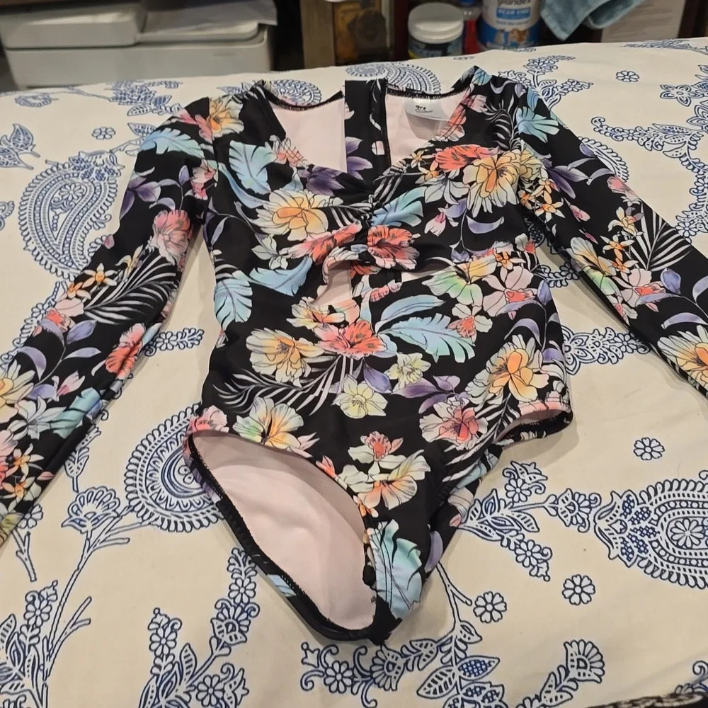 ❤️10/$40 New art class swimsuit